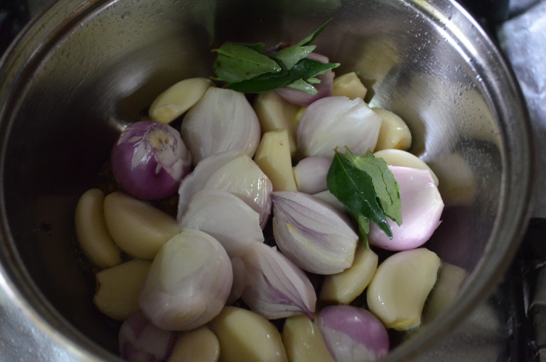 Poondu Kulambu Onion Garlic Kulambu