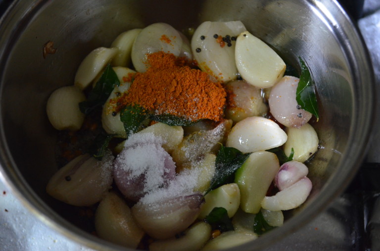 Poondu Kulambu Onion Garlic Kulambu