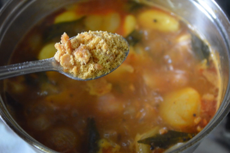 Poondu Kulambu Onion Garlic Kulambu